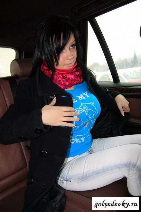 Сочные сиськи в машине (10 фото)