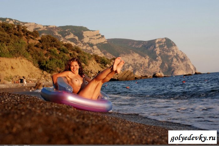 Нудистка с надувным матрасом (10 фото)