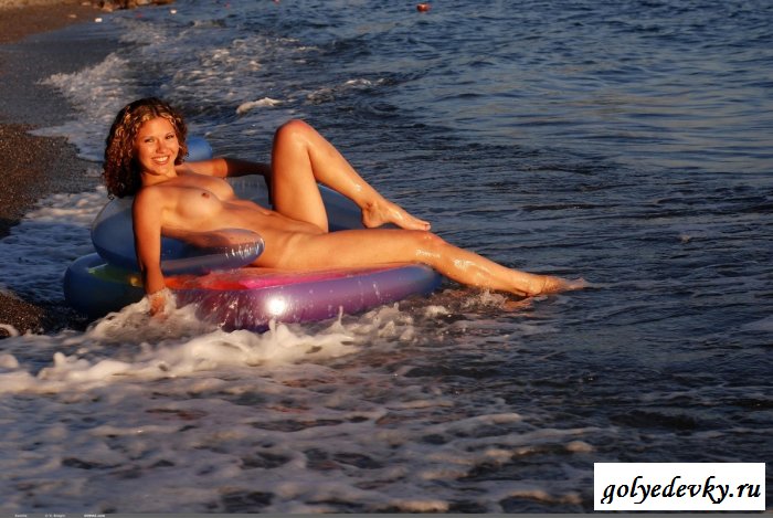 Нудистка с надувным матрасом (10 фото)