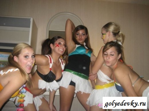 Студентки отрываются на полную (24 фотографии)