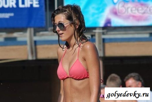 Девушки в купальниках (17 фотографий)