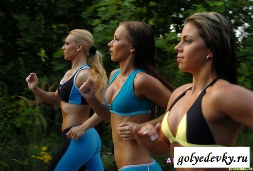 Три спортивные девушки (15 фотографий)