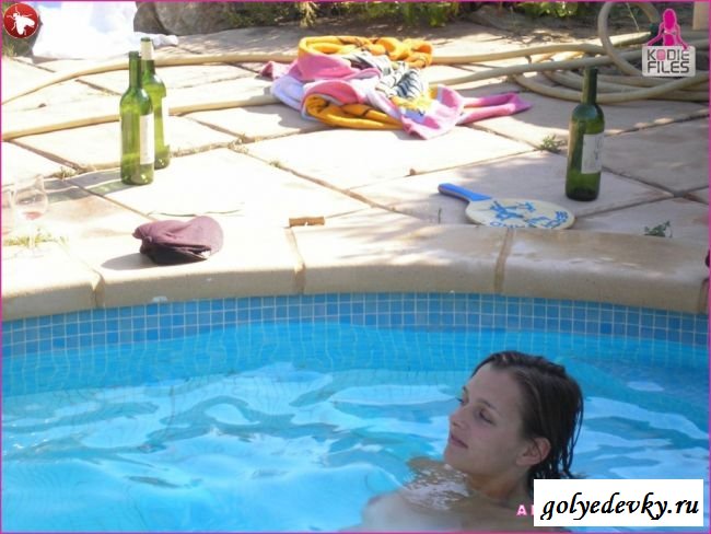 Голые телочки в бассейне (18 фотографий) Голые телочки в бассейне (18 фотографий)