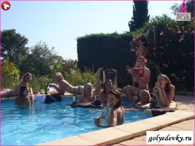 Голые телочки в бассейне (18 фотографий) Голые телочки в бассейне (18 фотографий)