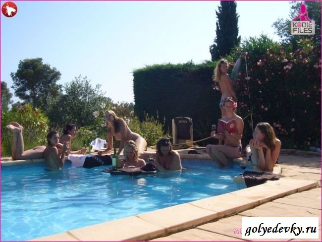 Голые телочки в бассейне (18 фотографий) Голые телочки в бассейне (18 фотографий)