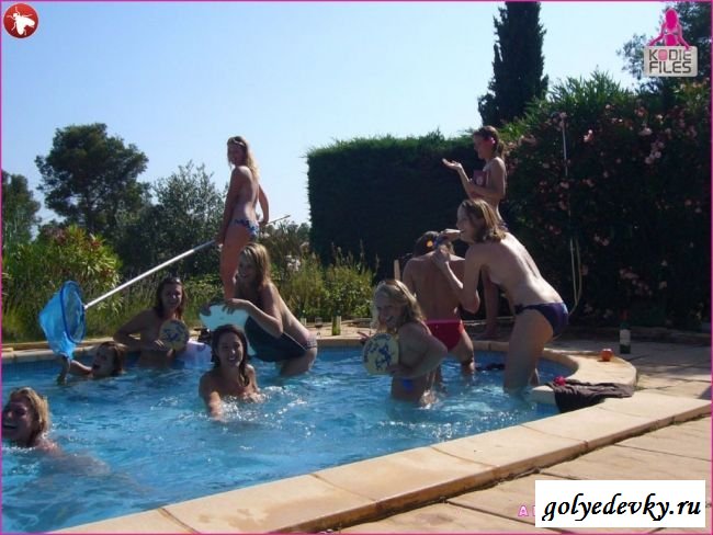 Голые телочки в бассейне (18 фотографий) Голые телочки в бассейне (18 фотографий)