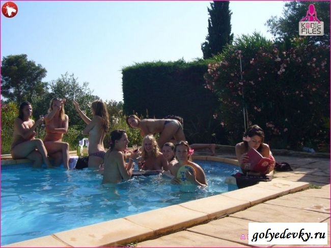 Голые телочки в бассейне (18 фотографий) Голые телочки в бассейне (18 фотографий)