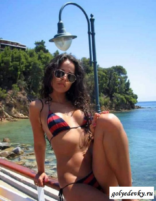 Симпатичные девушки на пляже (25 фотографий)