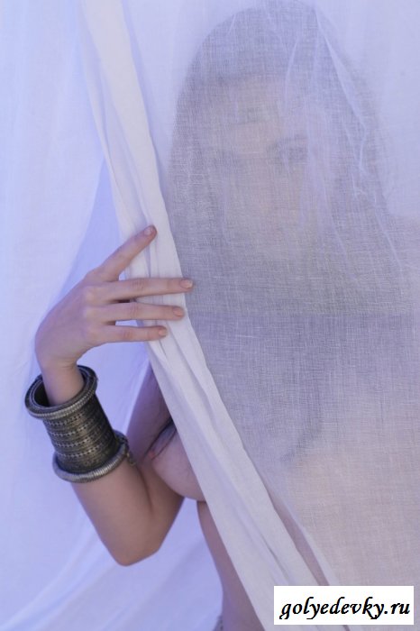 Брюнетка и её бёдра (22 фотографии)