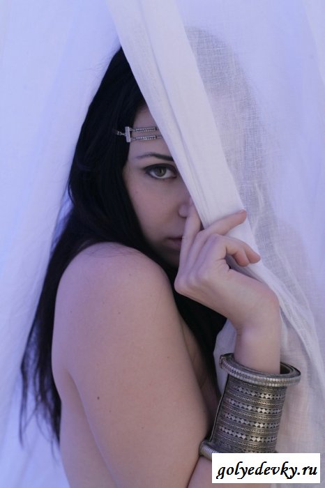 Брюнетка и её бёдра (22 фотографии)