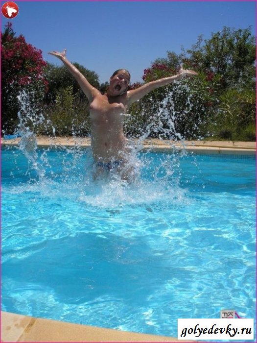 Голые телочки в бассейне (18 фотографий)