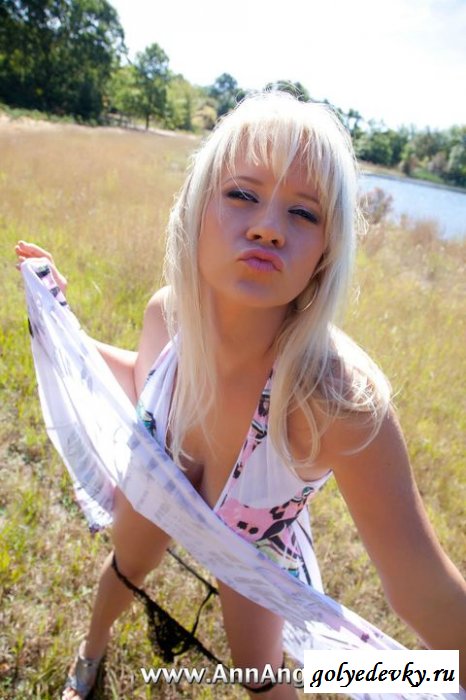 Блонда раздевается на природе 