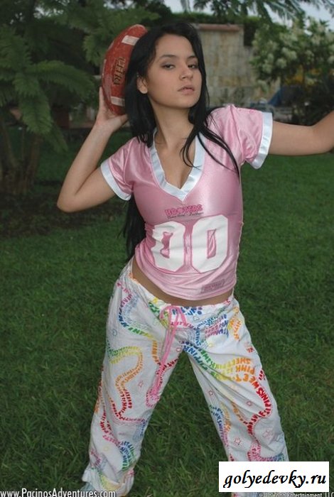 Студентка купается в бассейне голышом 