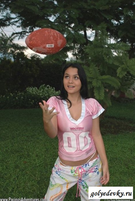 Студентка купается в бассейне голышом 