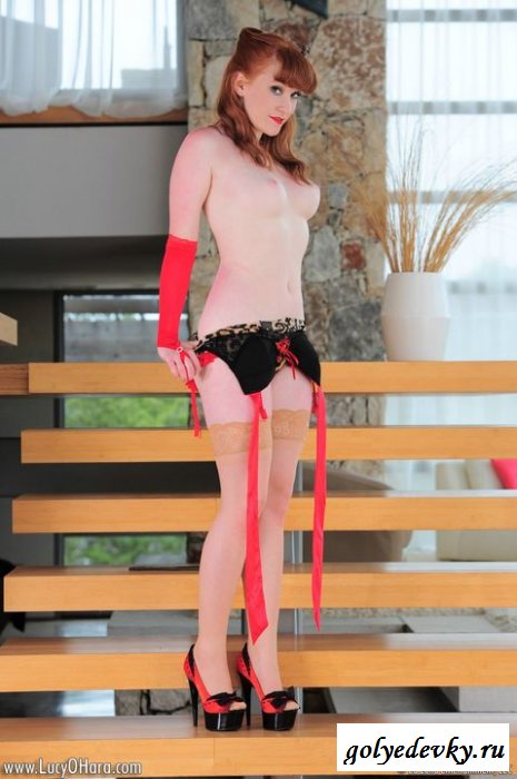 Кошечка с плеткой в руках 