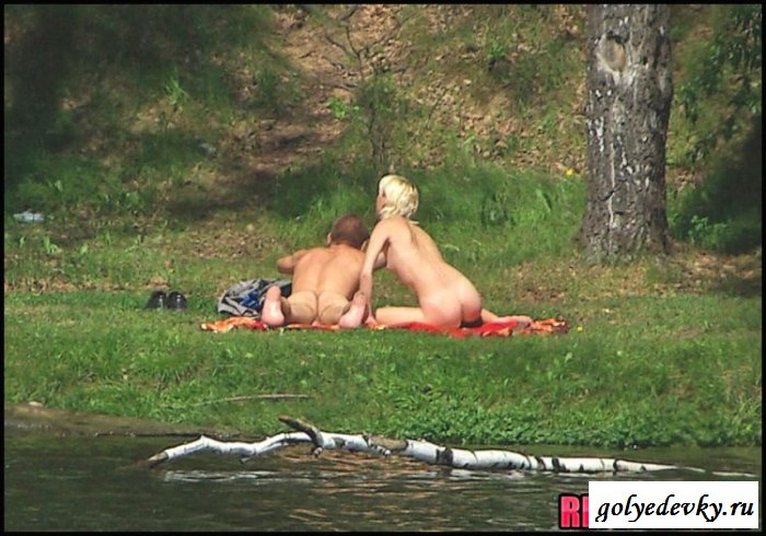 Сборище веселых нудистов уже раздетых