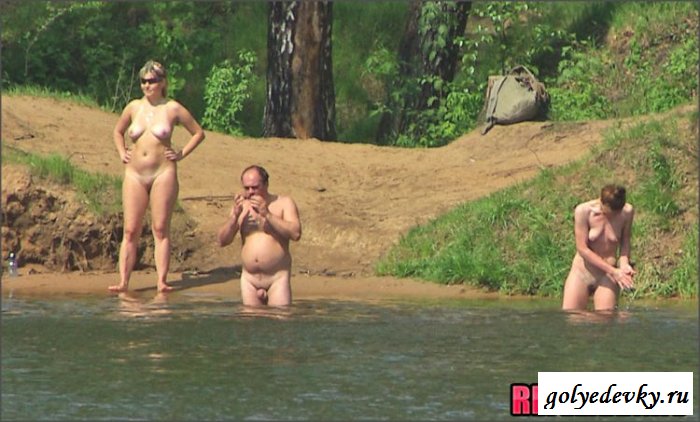 Мужики и их обнаженные жены отдыхают