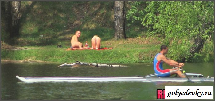 Мужики и их обнаженные жены отдыхают