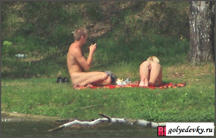 Мужики и их обнаженные жены отдыхают