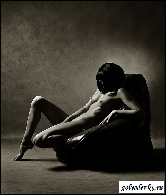 Сексуальные голые девки показывают эротичные фигуры (11 фотографий)