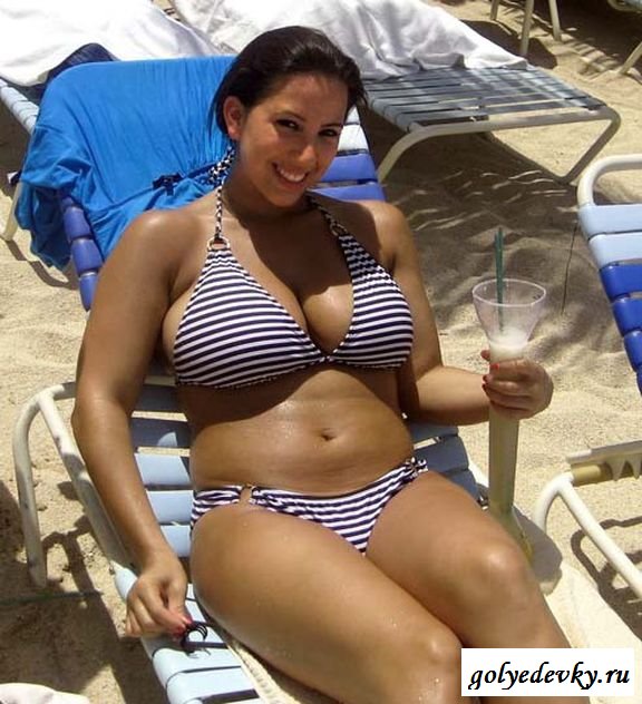 Раздетая брюнетка с большими сиськами (8 фотографий)