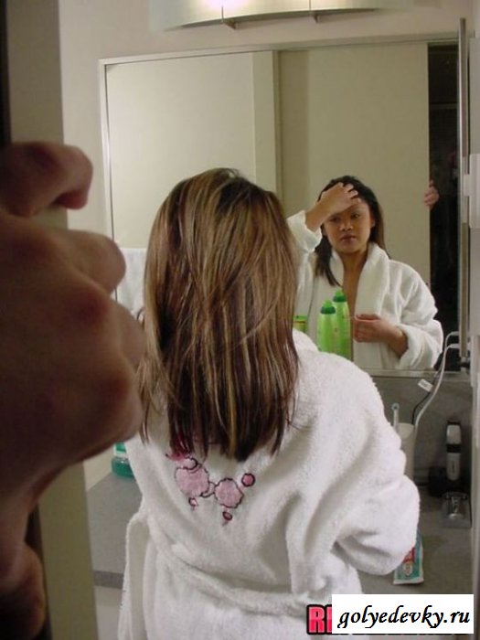 Обнаженная телочка в ванной комнате (9 фотографий)