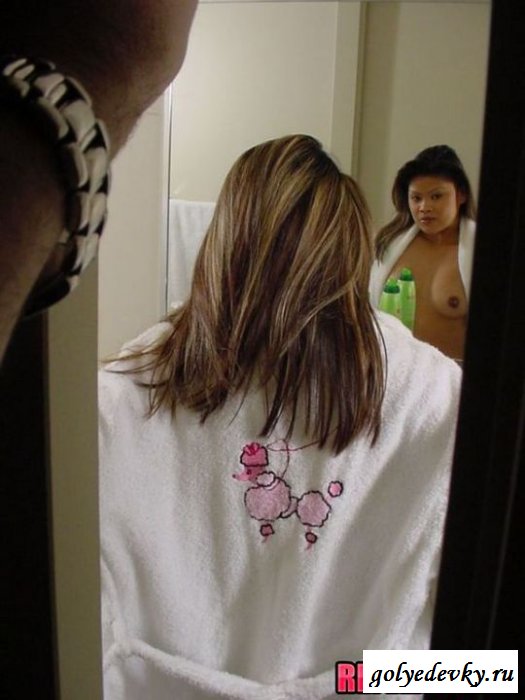 Обнаженная телочка в ванной комнате (9 фотографий)