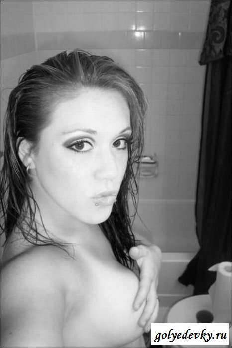 Раздетые эмо-девушки в домашней обстановке (8 фотографий)