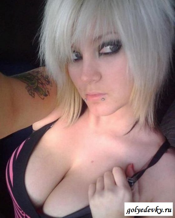 Раздетые эмо-девушки в домашней обстановке (8 фотографий)