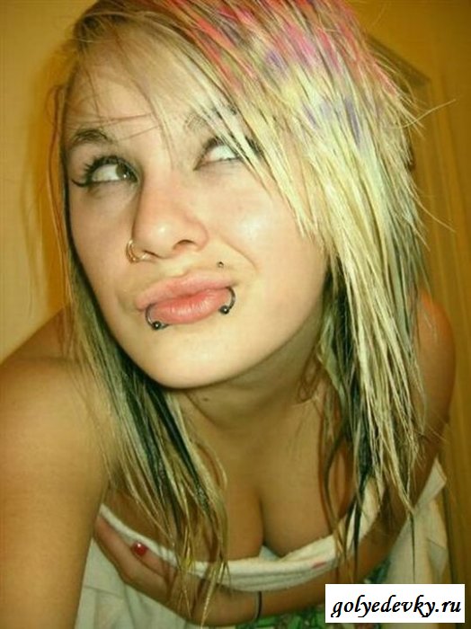 Раздетые эмо-девушки в домашней обстановке (8 фотографий)