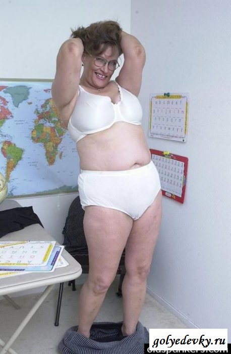 Страшная бабулька показала пизду в офисе (эротика) (14 фотографий)