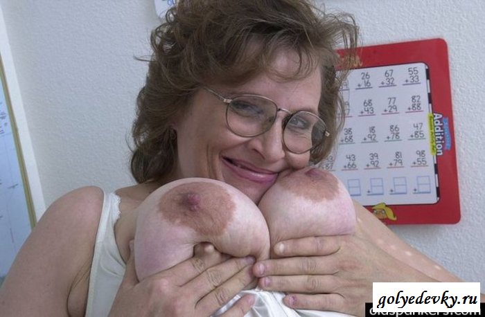 Страшная бабулька показала пизду в офисе (эротика) (14 фотографий)