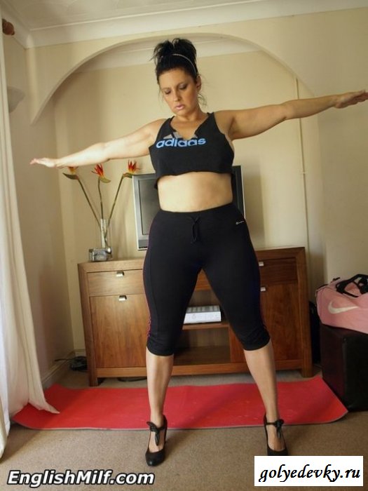 Раздетая жирная шалава занимается спортом (12 фотографий)