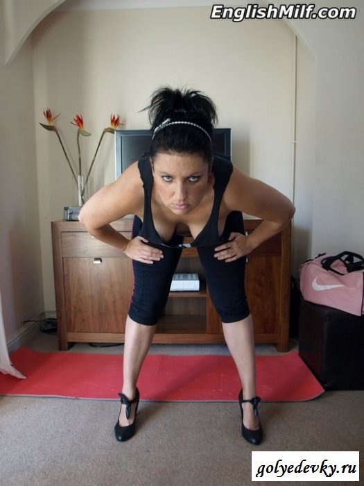 Раздетая жирная шалава занимается спортом (12 фотографий)