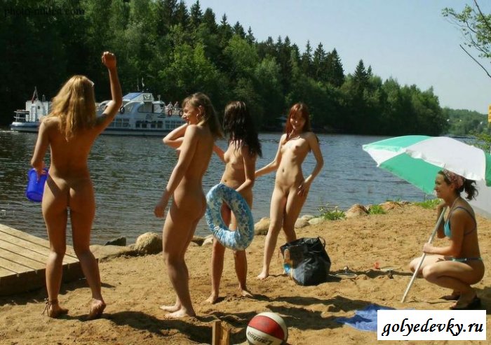 Обнаженные девки на общественном пляже (11 фотографий)