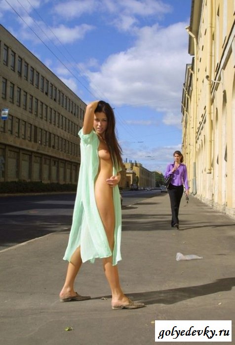 Питерская красотка оголилась на улице (эротика) (14 фотографий) 