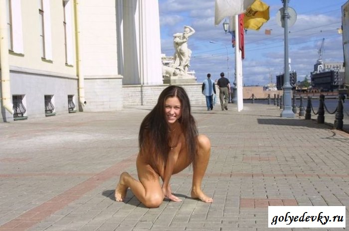 Питерская красотка оголилась на улице (эротика) (14 фотографий) 