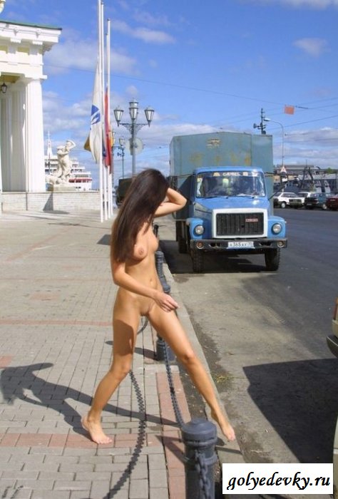 Питерская красотка оголилась на улице (эротика) (14 фотографий) 