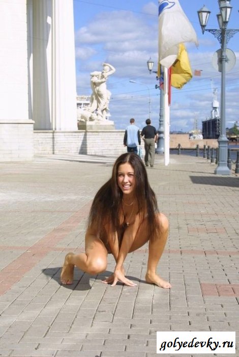 Питерская красотка оголилась на улице (эротика) (14 фотографий) 