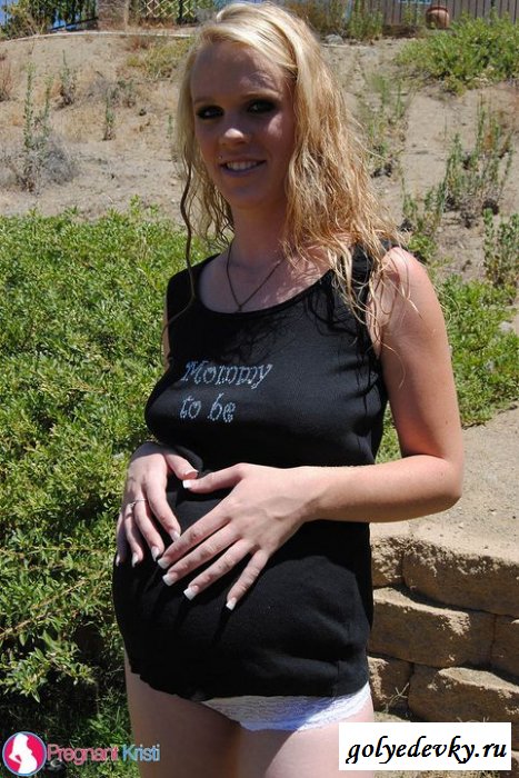 Обнаженная светловолосая оголила пузо в пустыне (14 фотографий) 