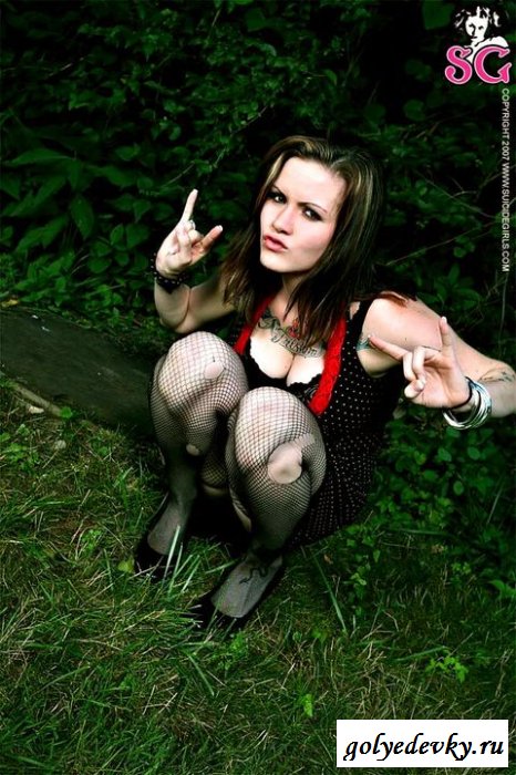 Неформалка показала большие сиськи (эротика) (9 фотографий) 