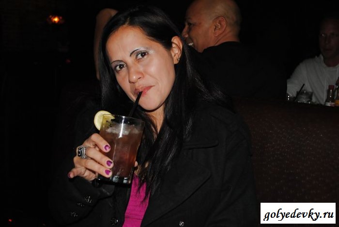 Раздетая проститутка с мокрой пиздой (10 фотографий) 