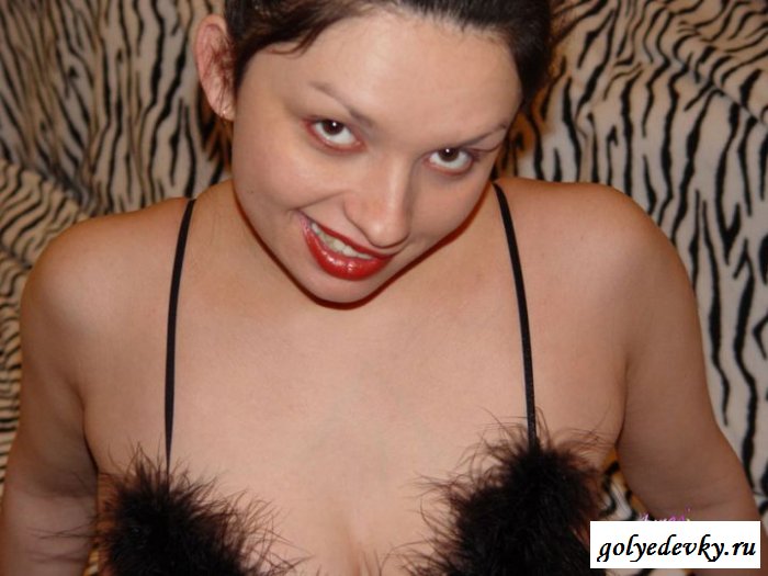 Раздетая беременная шалава трогает соски (8 фотографий)