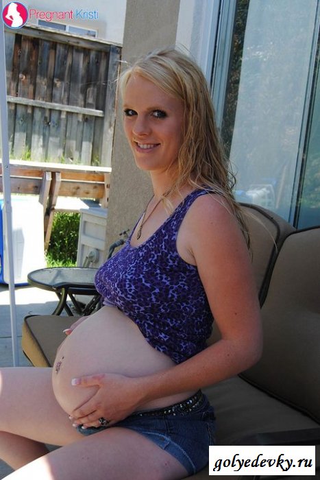 Голая беременная мастурбирует на кресле (13 фотографий)