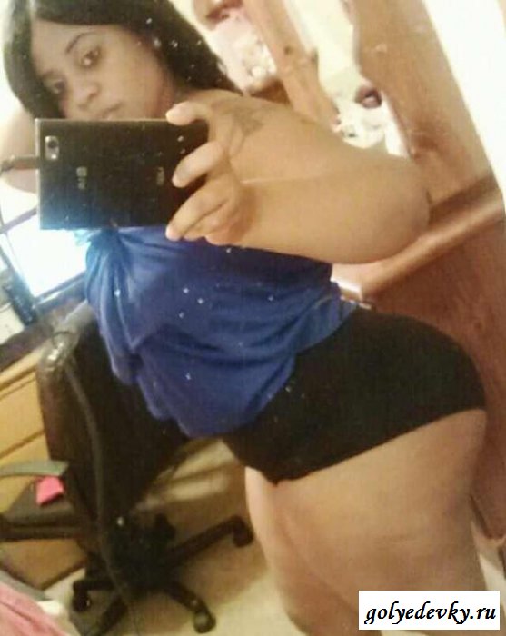 Толстушки фотографируются без одежды у зеркала (эротика) (9 фотографий)