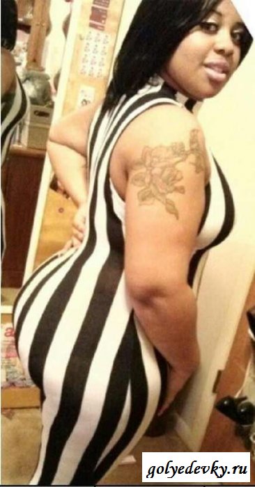 Толстушки фотографируются без одежды у зеркала (эротика) (9 фотографий)