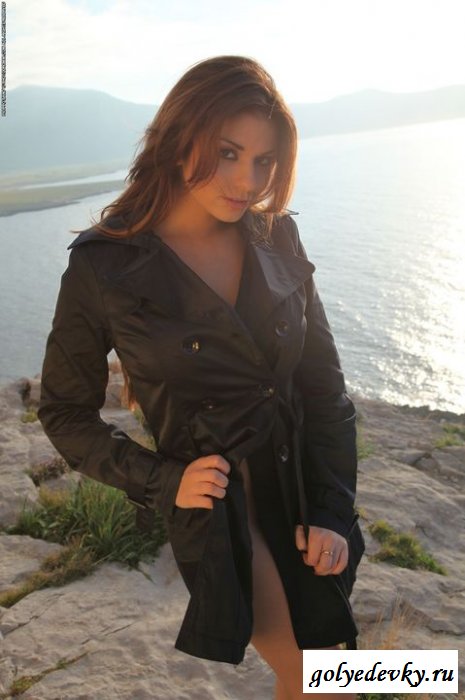 Голая не одела нижнее белье под пальто (8 фотографий)