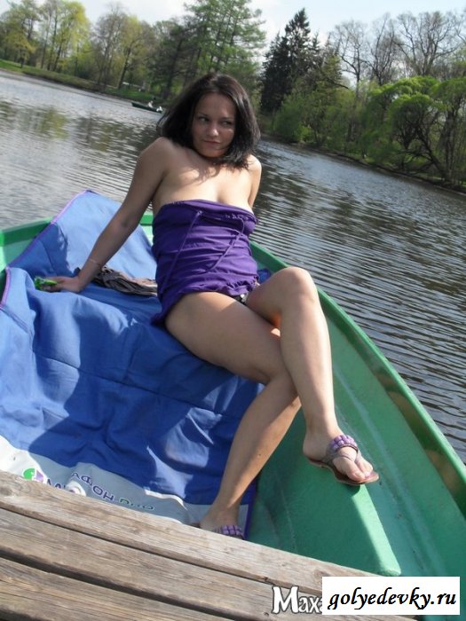 Подглядывание за молоденькой девочкой в лодке (10 фото)