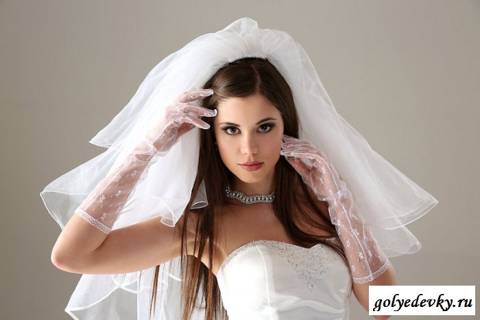 Роскошная невеста устроила стриптиз (10 фото)