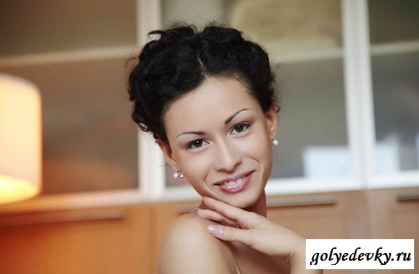 Кудрявая брюнетка с волосатой киской